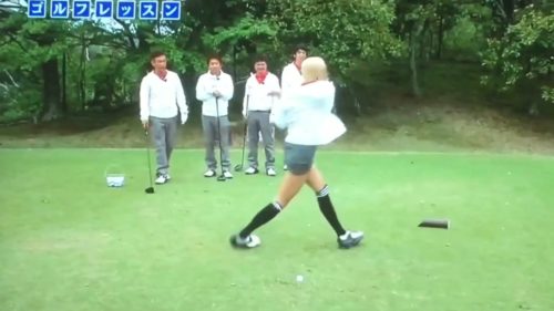 ゴルフをしている松本人志