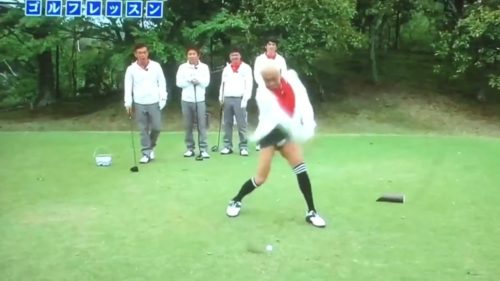 ゴルフをしている松本人志