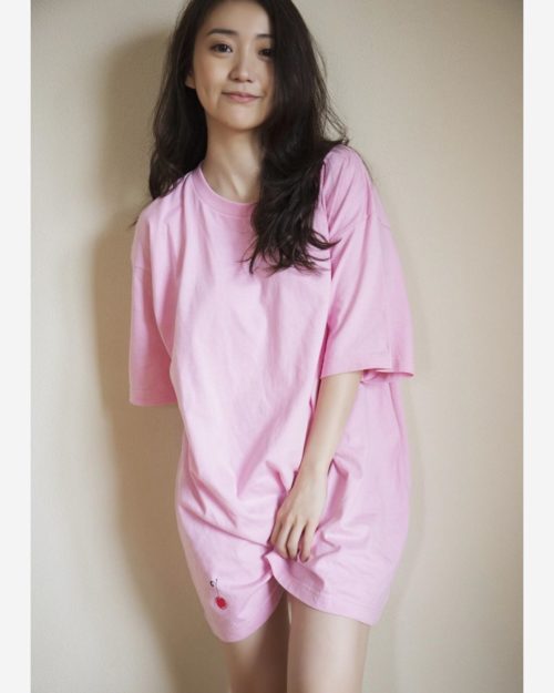 ピンクのTシャツを着た大島優子